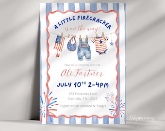 Puede incluir: Invitación de baby shower en acuarela con temática patriótica. El diseño presenta una combinación de colores rojo, blanco y azul con el texto "A Little Firecracker is on the way!" e ilustraciones de ropa de bebé. La invitación incluye detalles del evento.