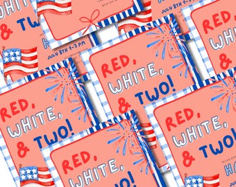 Könnte beinhalten: Eine Sammlung von Einladungen mit patriotischem Thema. Jede Einladung hat ein rot-weiß-blaues Farbschema mit dem Text "RED, WHITE, & TWO!" und Illustrationen von Feuerwerk und amerikanischen Flaggen. Die Einladungen sind für eine Veranstaltung am 8. Juli.