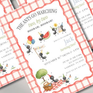 Può includere: Un set di inviti per feste di compleanno a tema picnic. Gli inviti presentano il testo "The Ants Go Marching" e illustrazioni di formiche con palloncini, anguria e un cestino da picnic. Gli inviti sono bordati con un motivo a scacchi rossi e bianchi.