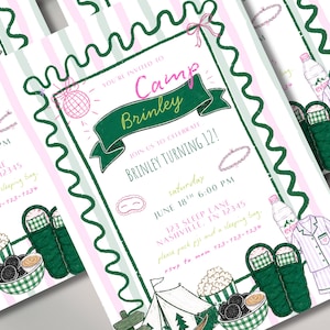 Pode incluir: Convites para uma festa de aniversário com o tema "Camp Brinley". O design apresenta um esquema de cores verde e rosa com ilustrações de equipamentos de acampamento, lanches e pijamas. O texto diz "Camp Brinley Turning 12!" com detalhes do evento.