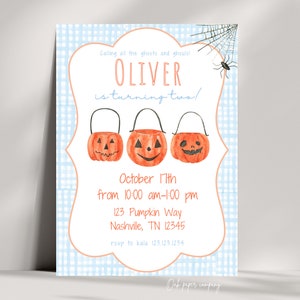 Pode incluir: Um convite de aniversário de Halloween com padrão xadrez azul e branco. O convite diz "Calling all the ghosts and ghouls! Oliver is turning two!" O convite inclui a data, a hora e o local da festa. Há três baldes de abóbora laranja com rostos sorridentes.
