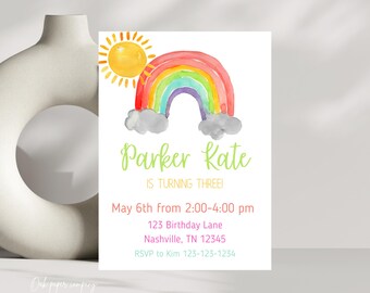 Puede incluir: Una colorida invitación de cumpleaños con un arcoíris, un sol y nubes. La invitación dice "¡Parker Kate cumple tres años!" e incluye la fecha, la hora, la dirección y la información de RSVP.