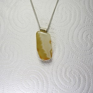 Gelber und weißer Achat Anhänger mit handgefertigter Sterling Silber Fassung an einer 60 cm Sterling Silber Kette