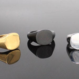 Smooth ring, in steel.