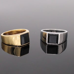 Ring mit schwarzem Onyxstein, aus Stahl.