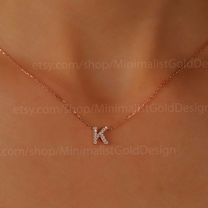 Collar con inicial pavé personalizado hecho a mano con diamantes CZ, delicada joyería personalizada