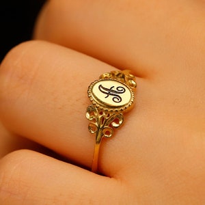 Anillo con sello de letra inicial personalizado en oro de 14 quilates / Anillo ovalado grabado de estilo vintage delicado para mujeres en plata / Anillos de cumpleaños como regalo