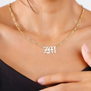 Collar con inicial en inglés antiguo y cadena Figaro, collar con letras personalizadas, collar familiar personalizado, collar de pareja, joyería inglesa antigua