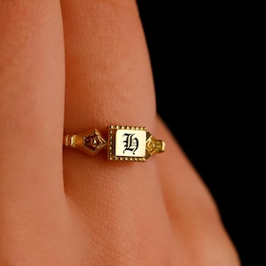 Personalisierte Gothic Ring, Pinky Old English Letter Ring, Benutzerdefinierte Vintage-Stil Anfangssiegelring, Zierlicher quadratischer Schmuck, Geschenke für sie