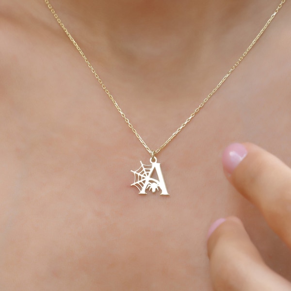 Collier initiale toile d'araignée, cadeau d'Halloween personnalisé, collier araignée, collier lettre personnalisé pour Halloween, cadeaux parfaits pour Halloween