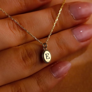 Precioso collar con placa en plata de ley 925, colgante de letra dorada, colgante de inicial personalizado, delicado regalo de joyería personalizada.