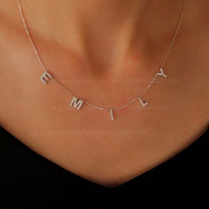 Collar con nombre y letra pavé personalizado, colgante con inicial espaciada en oro, nombre con diamantes de circonita cúbica personalizados, regalos para damas de honor, regalos para mujeres