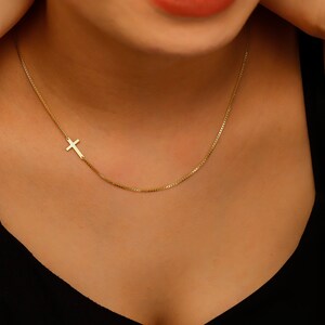 Halsband med kors i guld från sidan: Krucifixhänge i sterlingsilver