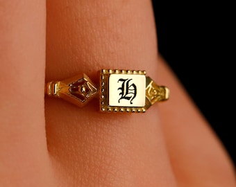 Personalized Gothic Initial Ring: Vintage Style Signet Jewelry