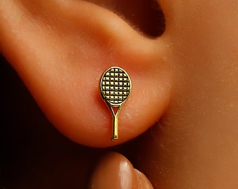 Brincos delicados de raquete de tênis com acabamento em ouro 14K