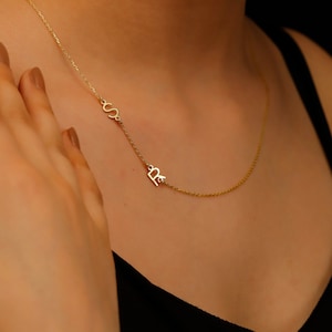 Collar con inicial lateral • Collar con letras delicadas • Joyería minimalista • Collar con letras personalizado • Joyería personalizada • Pieza elegante