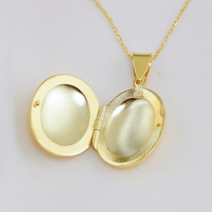 Oval Locket Necklace, 14K Gold Filled Oval Locket with Photo, Personalized Photo Necklace, Minimalist Personalized Gifts, Gift For Mom