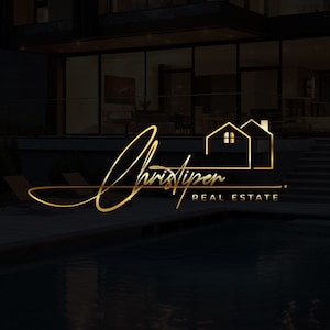 Puede incluir: Diseño de logotipo dorado para una empresa inmobiliaria llamada "Christopher Real Estate". El logotipo presenta una firma estilizada y dos contornos de casas simples.