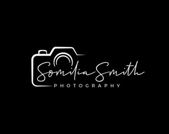 Può includere: Un contorno bianco di una fotocamera con il testo "Somilia Smith PHOTOGRAPHY" sotto.