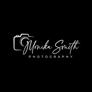 Puede incluir: Un contorno blanco de una cámara con una lente y el texto "Monika Smith Photography" en una fuente de escritura a mano.