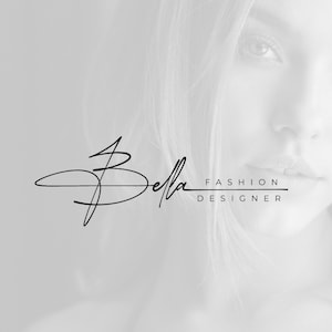 Peut inclure: Logo noir et blanc avec le nom "Bella" en écriture cursive et les mots "Fashion Designer" en dessous. L'arrière-plan est une image floue d'un visage, créant une esthétique douce.