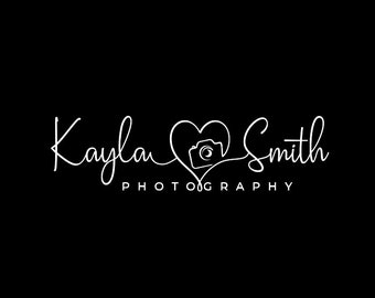 Può includere: Logo bianco su sfondo nero. Il logo presenta il nome "Kayla Smith" in corsivo, con un'icona a forma di cuore con una macchina fotografica. Sotto, la parola "PHOTOGRAPHY" è scritta in maiuscolo.