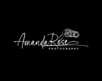Puede incluir: Un logotipo de arte lineal blanco sobre fondo negro que muestra una mano sosteniendo un objetivo de cámara. El texto dice Amanda Rose en una fuente cursiva, con la palabra PHOTOGRAPHY impresa en una fuente sans-serif debajo de la firma.