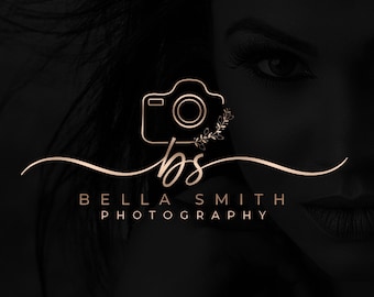 Puede incluir: Un logotipo en blanco y negro para un negocio de fotografía. El logotipo presenta una cámara estilizada con un diseño floral y el texto "Bella Smith Photography" en una fuente de escritura.