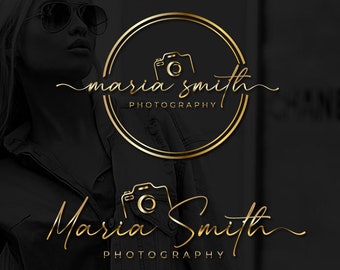 Puede incluir: Diseño de logotipo dorado para un negocio de fotografía. El logotipo presenta un icono de cámara estilizado y el texto "maria smith PHOTOGRAPHY" en una fuente de escritura.