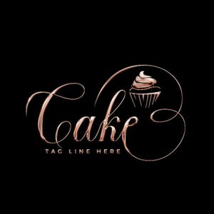 Può includere: Logo di pasticceria in script oro rosa chiamato "Cake" con lo slogan "Tag Line Here" e una grafica di cupcake stilizzata.