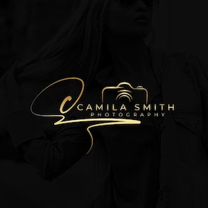 Puede incluir: Logotipo dorado para Camila Smith Photography. El logotipo presenta un icono de cámara estilizado y el nombre "Camila Smith Photography" en una fuente dorada. El fondo es negro.