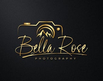 Puede incluir: Diseño de logotipo dorado para Bella Rose Photography. El logotipo presenta un contorno de cámara estilizado con una cordillera en el interior. El nombre "Bella Rose" está escrito en una elegante escritura, con "Photography" debajo, todo en oro.