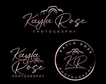 Puede incluir: Diseños de logotipos de fotografía en oro rosa sobre un fondo negro. Los logotipos presentan un icono de cámara y las palabras "Kayla Rose Photography" en cursiva. Un logotipo es circular con las iniciales "KR".
