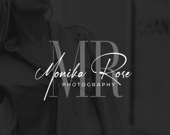 Puede incluir: Un logotipo en blanco y negro con el texto "MR Monika Rose PHOTOGRAPHY" en una fuente estilizada.