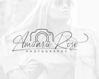 Può includere: Un logo in bianco e nero per un'azienda di fotografia chiamata "Amara Rose Photography". Il logo presenta un'icona della fotocamera stilizzata e un carattere di scrittura a mano.