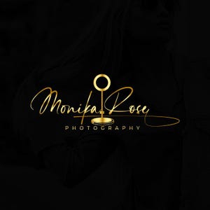 以下が含まれることがあります： 黒い背景に「Monika Rose Photography」のゴールドロゴデザイン。ロゴはエレガントな筆記体と、様式化されたリングライトのアイコンが特徴です。「PHOTOGRAPHY」の文字は、名前の下にすっきりとしたサンセリフ体で表示されています。