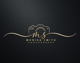 Può includere: Un contorno dorato di una macchina fotografica con le iniziali "MS" all'interno dell'obiettivo. Il testo "Monika Smith Photography" è sotto la macchina fotografica.
