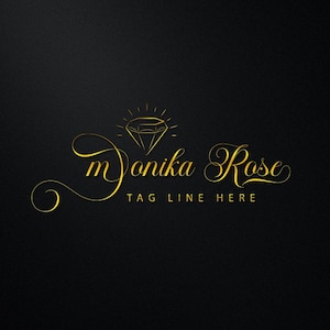 Puede incluir: Un diseño de logotipo dorado con un gráfico de diamante y el texto "Monika Rose" con el lema "TAG LINE HERE" debajo.