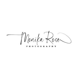 Peut inclure: Un logo noir composé du texte en écriture cursive Monika Rose placé au-dessus du mot PHOTOGRAPHY dans une police sans empattement épurée. Le design est présenté en noir à fort contraste sur un fond blanc uni.