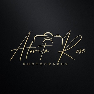 Può includere: Design del logo dorato per un'azienda di fotografia chiamata "Atovita Rose Photography". Il logo presenta una fotocamera stilizzata e il nome dell'azienda in un font scritto a mano.