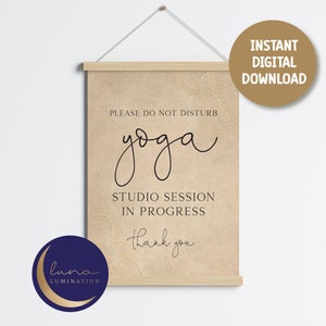 Könnte beinhalten: Ein beiges Yoga-Studio-Schild mit dem Text "PLEASE DO NOT DISTURB yoga STUDIO SESSION IN PROGRESS thank you." Das Schild wird von einer Holzleiste und einer Schnur gehalten. Ein goldener Kreis sagt "INSTANT DIGITAL DOWNLOAD."
