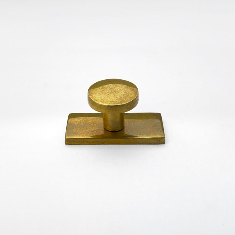 Unlacquered Antique Flat Knob with Rectangle Backplate Yes