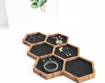 Plateau de rangement de bijoux pour bureau en bois organisateur pour bagues, boucles d'oreilles et collier, six séparateurs de coquillages en nid d'abeille avec rembourrage en feutre