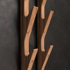 Appendiabiti da parete in legno, moderno e minimalista, verticale, solido, scuro, con quattro ganci organici.