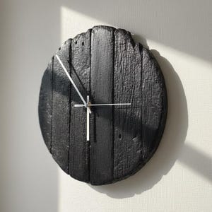Reloj de pared de madera quemada Yakisugi, hecho a mano con madera de palets reciclados, decoración rústica para pared, reloj único para el hogar quemado.