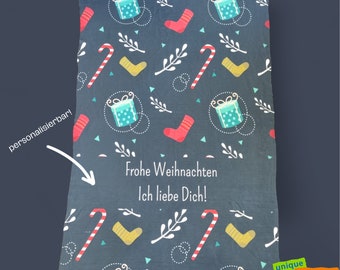 Kuscheldecke grau, dunkelgrau mit Symbolen zu Weihnachten, mit roten & grünen Socken, Geschenken uvm.; als Geschenk oder zum selberkuscheln