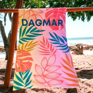 Strandtuch, Liegetuch personalisiert  | als Geschenk für den Urlaub, zum Geburtstag |  mit Namen für Sommer am Pool & Strand | bunte Pflanze