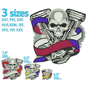 Pode incluir: Uma caveira prateada com um motor de motocicleta atrás. A caveira é cercada por uma fita vermelha, branca e azul. A imagem mostra três tamanhos do design: 7,8 polegadas, 6 polegadas e 4 polegadas.