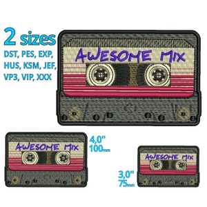 Könnte beinhalten: Zwei Größen eines gestickten Bügelbildes mit einem Vintage-Kassettenband mit dem Text "AWESOME MIX" in Lila. Das größere Patch ist 4 Zoll oder 100 Millimeter groß, das kleinere Patch ist 3 Zoll oder 75 Millimeter groß.