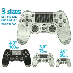 Puede incluir: Tres diseños de bordado de un mando de PlayStation blanco en diferentes tamaños: 4 pulgadas, 3 pulgadas y 2 pulgadas. Los diseños están etiquetados con su tamaño y la medida correspondiente en milímetros.